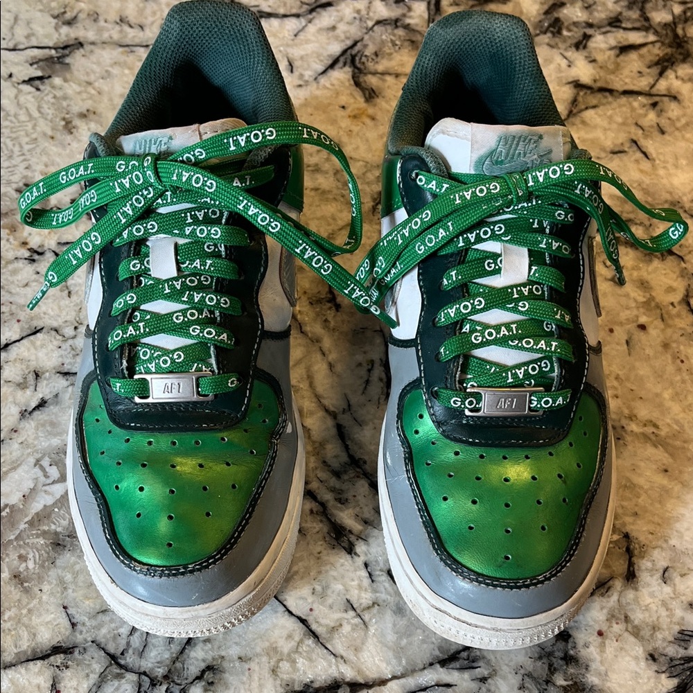 Nike air athletic shoes size 7 ladies great colors